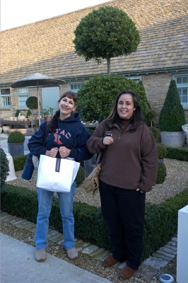 Marjorie and Julie and the Shopping
Outside at the Daylesford Farm Shop in Gloucestershire.
Ključne besede: Cotswolds Daylesford Farm Shop Julie Wong Marjorie