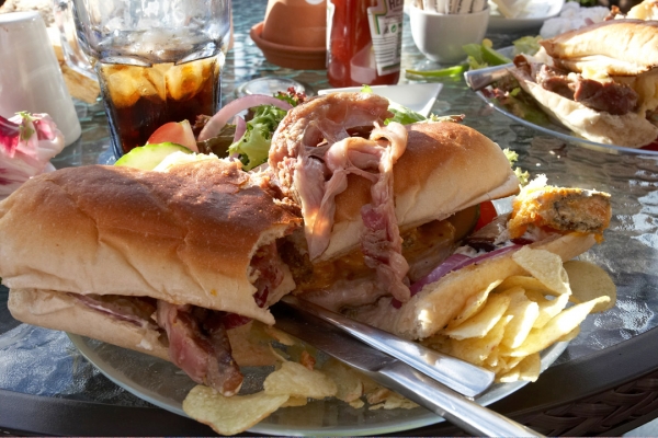 My Steak Sandwich at "It's All About Me" - Ironbridge
We stopped in Ironbridge to have lunch.  The name of this restaurant caught our attention, and it had a gorgeous sunny terrace overlooking the Severn.  We ordered steak sandwiches.  This is mine --- the largely uncooked fat was on the side of the steak.  I couldn't bite through the steak because of this large streak of fat.  When we asked to have the meals re-cooked, we were told our re-orders would be put in the queue behind other diners.  We left.
Mots-clés: Steak Sandwich It's All About Me Ironbridge Shropshire