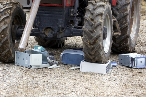 ..... and rolling on .........
Amazing how strong the case is on Marjorie's old Compaq computer.  Even the full weight of the tractor can't crush it.
Ключові слова: Computer Computers Tractor Compaq