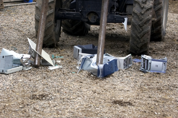 .... and smash
This is the way we wipe the hard drive on an old computer on the farm.  This will prevent identity theft!
Schlüsselwörter: Computer Computers Tractor