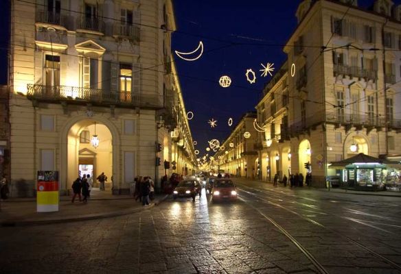 Via Po -- Heading to the Olympic Store
More "Luci d'Artista" --- this time it's "Palomar" by Giulio Paolini.  "Palomar consists of many circles of light that meet and overlap until they assume the aspect of planets and satellites."
Keywords: Via Po Luci d'Artista Giulio Paolini Tornino