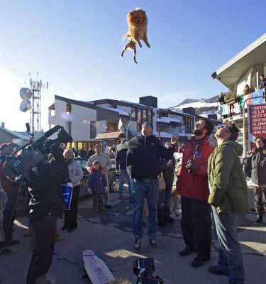 Throwing the Dog Into The Air
The skateboard dude tossed his little dog into the air a second time, as we all looked on in stunned horror.  Fortunately, he caught the dog a second time.  Did the dog enjoy this?  Discuss.
Palabras clave: dog air Tom Green skateboard dude Sestiere Italy