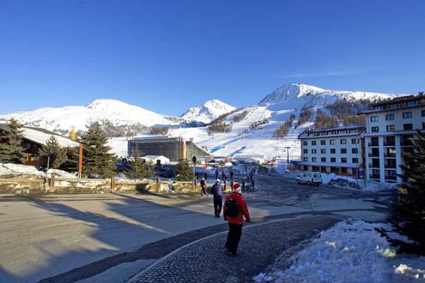 Olympic Ski Slopes -- Sestiere
The ski slopes looked gorgeous, the seating stands looked enormous, but we were on our way to the luge in Cesana Pariol.
Ključne besede: Sestiere ski slopes Olympics snow blue skies
