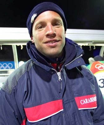 A Caribineri (Policeman) in Cesana Pariol
The cashier at a restaurant near our hotel observed, "We thought we'd be invaded by tourists.  Instead, we were invaded by the police."  Most caribineri were glum and unfriendly.  This gentleman, however, was different.  He even helped me to my seat, and carried my camera.
Palabras clave: caribineri police Italy Cesana Pariol
