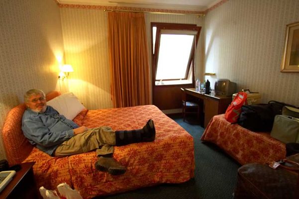Sitting on the Bed in the Hotel Plaza, Torino
Not much room to sit anywhere else in our "compact" hotel room.
الكلمات الإستدلالية(لتسهيل البحث): Hotel Plaza Torino hotel room Italy Turin Craig