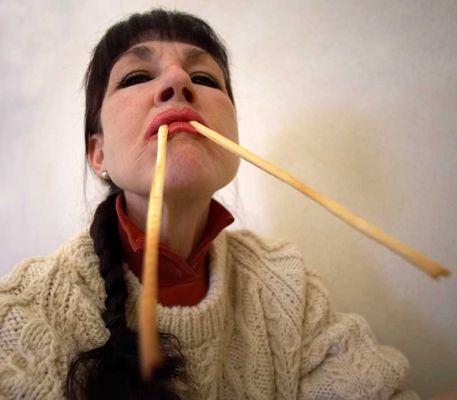 Marjorie -- At Lunch in Bra, Italy
As we waited for our lunch, Marjorie decided to play with the bread sticks.
Palabras clave: Marjorie walrus bread sticks breadsticks Bra Italy