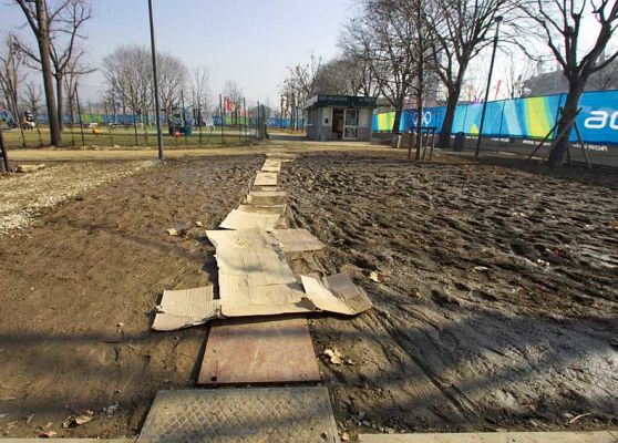 The Path to the Ticket Booth, Stadio Olimpico
As incredible as it seems, this was the path to the ticket booth for the opening ceremony of the Torino Winter Olympics.  The booth, in a porta-cabin in the Piazza d'Armi, could only be found via a small A4 paper sign, written only in Italian, nailed to a small stake.  The Olympic Stadium is only about 50 meters to the right of this photograph.  This was taken the day before the opening ceremony.
Mots-clés: Olympics Torino 2006 Stadio Olimpico Piazza d'Armi cardboard boxes path