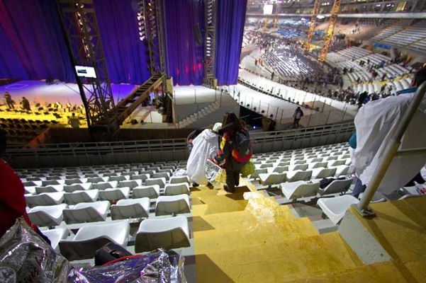 Steps Down - Stadio Olimpico
No handrail for stability.  This was taken from our row, looking down (note the large curtain that blocked our view).  Another disabled spectator is helped down from her seat.  I had to wait until most people had left, and then went down the stairs one at a time.  It was pretty awful.
Schlüsselwörter: Winter Olympics 2006 stairs Stadio Olimpico Torino Turin