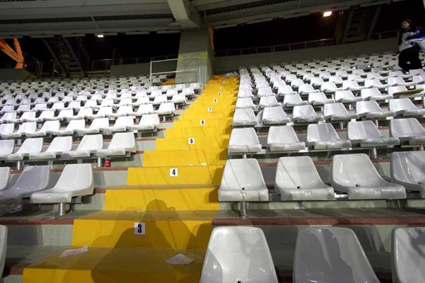 Steps Up - Stadio Olimpico
This photograph was taken when I actually got back down to the bottom.  Marjorie's and my seats were in row 11, virtually at the top of this photograph.  With no hand rail, and my right foot in a boot/cast, I had to be helped up these steep and scary steps by two other spectators.  A pretty humiliating experience.
Palabras clave: Stadio Olimpico steps stairs Winter Olympics 2006 Turin Torino