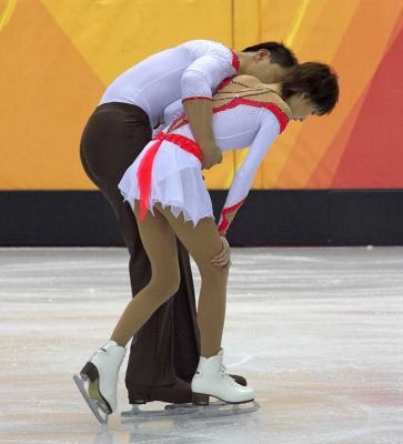 ZHANG Dan / ZHANG Hao - Pair Figure Skating at Torino Olympics
After she was injured in a fall.  She then completed the routine, and they went on to win the Silver Medal.
Keywords: ZHANG Dan / ZHANG Hao Chinese pair figure skating Torino Olympics Palavela Italy