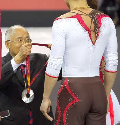 The Silver Medal - Pair Figure Skating - Torino Olympics 2006
Keywords: award ceremony Torino Olympics 2006 pair figure skating silver medal ZHANG Dan  ZHANG Hao