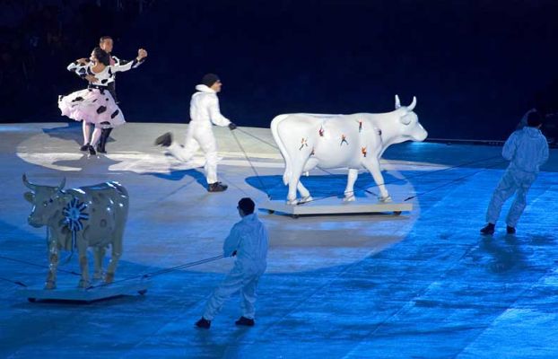 Dancing Cows at the Opening Ceremony - 2006 Winter Olympics
What could be better than large, dancing cows?
Ključne besede: Torino Winter Olympics Stadio Olimpico dancing cows cattle opening ceremony