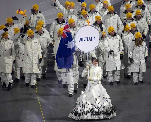 The Australian Olympic Team
During the parade of the athletes at the opening ceremony, Stadio Olimpico, Torino - February 10 2006.  The lady's dress is meant to look like the alps, with trees and small skiers.
Palabras clave: Australian Olympic Team opening ceremony Stadio Olimpico 2006 Torino Winter Olympics