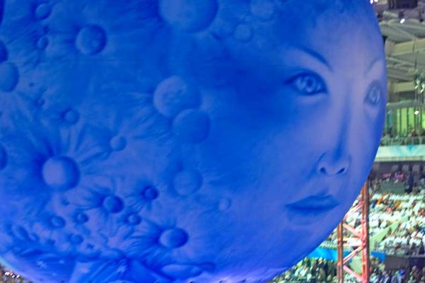 A Large Blue Moon Balloon
Opening ceremony of the 2006 Winter Olympics, Torino
Ključne besede: Stadio Olimpico opening ceremony Winter Olympics Torino blue moon blue balloon