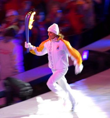 The Olympic Torch
Entering the Stadio Olimpico with the torch at the opening ceremony of the 2006 Winter Olympics, Torino
Schlüsselwörter: Olympic torch opening ceremony Winter Olympics Torino Stadio Olimpico