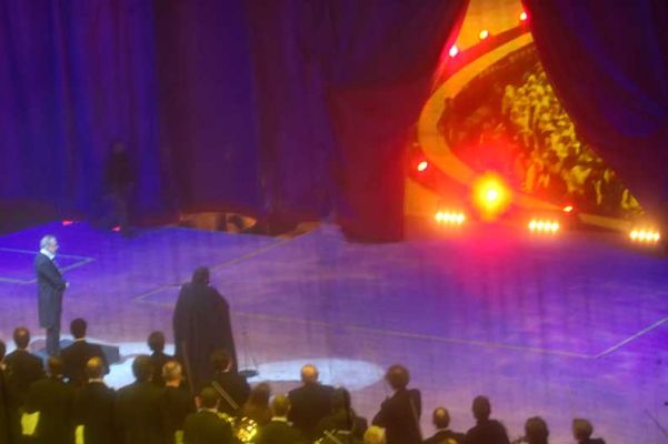 Pavarotti Finishes His Performance of "Nessun Dorma"
Once the curtains were closed, we couldn't see any more of the opening ceremony.  "Disperse, o night! Set, you stars! Set, you stars! With the dawn I will win! I'll win! I'll win!"
Anahtar kelimeler: Pavarotti Nessun Dorma Olympics opening ceremony Stadio Olimpico curtain Torino