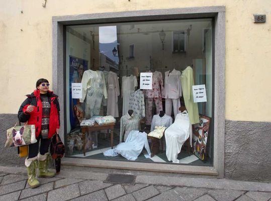 Marjorie in Aosta
We went up into the Vale of Aosta on our way back to Malpensa Airport in Milan.  Marjorie saw some cute pyjamas in this store window, so I took her picture window-shopping.  (The store was, of course, closed for three hours for lunch.)
Mots-clés: Aosta window shopping Valley of Aosta Italy Marjorie