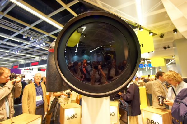Now, that's a lens!
Mots-clés: Photokina September 2006 camera lens