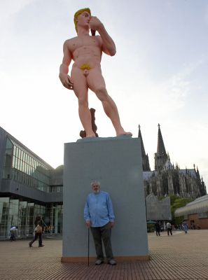 Craig and the orange statue
Ключевые слова: Craig statue Cologne Photokina September 2006