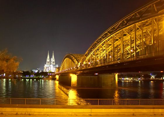 The obligatory night view
Cologne Cathedral and bridge at night
Schlüsselwörter: Cologne cathedral bridge Photokina September 2006