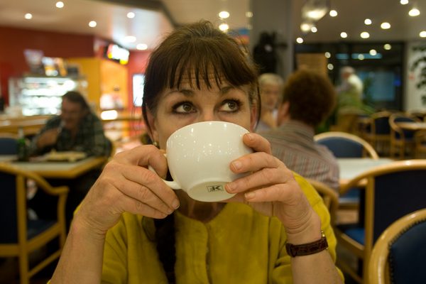 Yummmmmmmmmm
On our way to Cologne for Photokina 2008 where, no, I didn't have coffee.  We both had soup at a motorway stop in Belgium.
Palabras clave: Belgium Marjorie