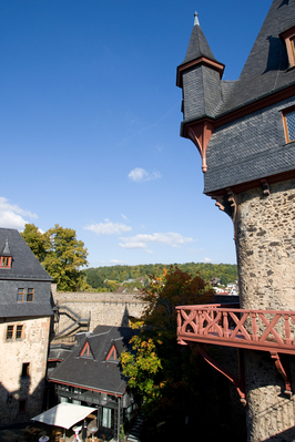 An aerial view of the castle in Romrod
This castle is now a hotel.  Different rooms are accessed by a glass lift and this walkway.
Palabras Clave: Castle germany Romrod Schlosse