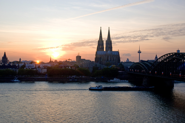 All is calm
The sun setting over the river Rhine in Cologne.  The view from the Regency Club room in the Hyatt Hotel.
Palabras clave: barge Cathedral Cologne Germany Hotel Hyatt Rhine River