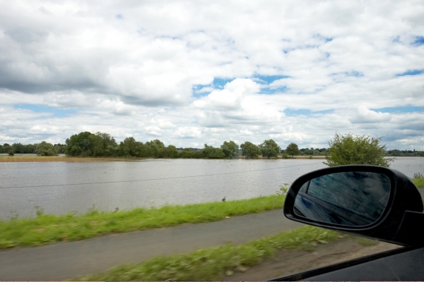 Where The Teme and the Severn Meet
This area always gets flooded in the spring, but it's quite unusual to see it so flooded in the summer.
Schlüsselwörter: River Teme River Severn flood