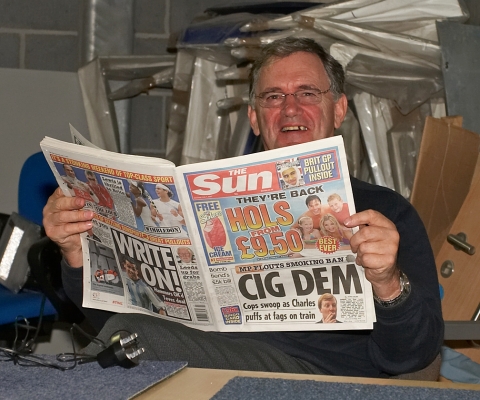 Stephen Ware, the Veterinarian, Hard At Work
Reading a veterinary journal . . .
Ključne besede: Stephen Ware veterinarian The Sun