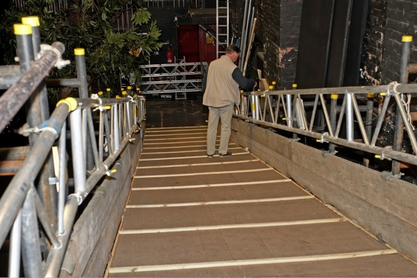 Stephen Ware Inspecting the Ramp
Stephen, the veterinarian, inspecting all aspects of the large ramp, built at the back of the stage so that Ross could enter and leave the Manchester Opera House.
Ključne besede: Stephen Ware Manchester Opera House Ross of Bien Esk Highland bull ramp