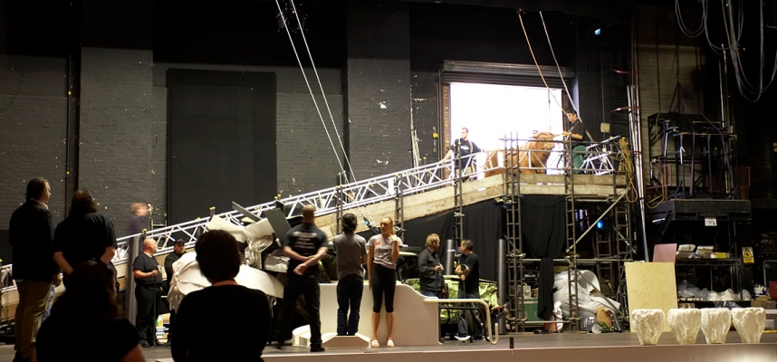 Ross Entering the Opera House
Ross about to come down the ramp for the first time with the Chrysler Imperial and actors on the stage.
Λέξεις-κλειδιά: Ross of Bien Esk Manchester Opera House Highland bull stage ramp Chrysler Imperial