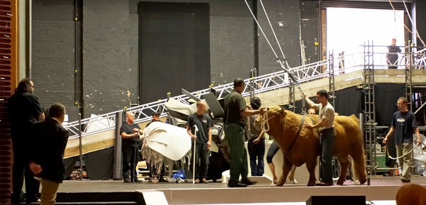 Ross Coming Downstage of the Chrysler Imperial
Digby Gribble firmly in control of Ross --- and with Ross performing like a trooper.  
Ключові слова: Ross of Bien Esk Digby Gribble Chrysler Imperial Manchester Opera House Il Tempo del Postino