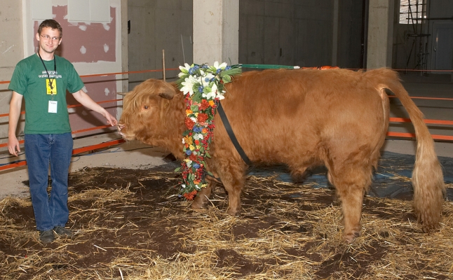 Grzegorz With Ross
Mots-clés: Grzegorz Bednarski Ross of Bien Esk flowers Highland bull