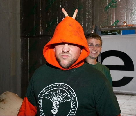 One of the Security Guards
Dressed up as a New York City Sanitation Worker for the "Guardian of the Veil."  Grzegorz in the background.
Trefwoorden: security guards Grzegorz Bednarski New York City Sanitation Department