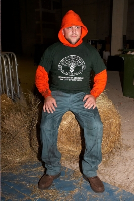 In New York City Sanitation Department Costume
Sitting on a small bale of hay.
Λέξεις-κλειδιά: New York City Sanitation Department hay