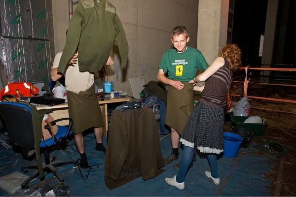Grzegorz Being Fitted for His Kilt
Grzegorz is fitted for his kilt by Lise Marker while Artur throws his sweater into the air.
Ključne besede: Grzegorz Bednarski Artur Ivanyan Lise Marker IRA kilt
