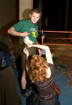 Grzegorz Fitted for His Kilt by Lise Marker
The bull handlers wore kilts, balaclavas, and green berets when they were on stage during the "Guardian of the Veil."
Palabras clave: Grzegorz Bednarski Lise Marker kilt IRA Guardian of the Veil
