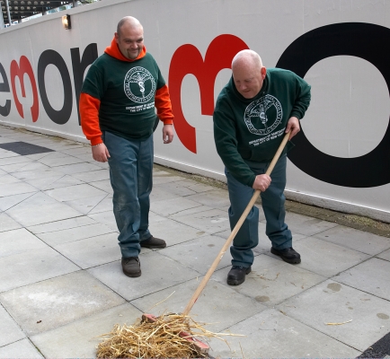 Tez and Fez Getting Into Their Roles
If they're dressed as New York City Sanitation Workers, then they should learn how to sweep.  I thought it was funny that Fez took the broom, and Tez supervised.  Two guys to push one broom.
Avainsanat: Tez Fez New York City Department of Sanitation workers broom