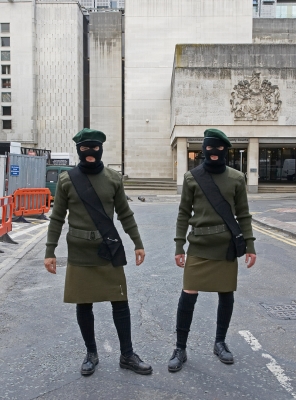 Artur and Grzegorz in Costume
Ross was held just below the Manchester Magistrates' Court, a short distance from the Crown Court.  When Artur and Grzegorz were in costume, I photographed them in front of the Crown Court.  Quite an unsettling image.
Schlüsselwörter: Grzegorz Bednarski Artur Ivanyan Manchester Crown Court IRA balaclava kilt