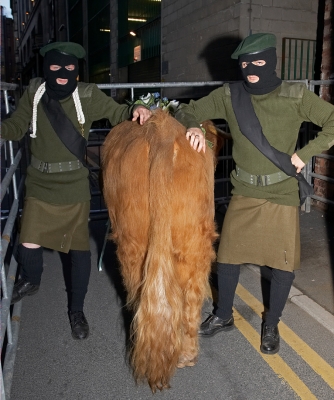 Grzegorz and Arthur With Ross of Bien Esk
In the alley behind the Manchester Opera House, getting ready for his performance.
Palabras Clave: Grzegorz Bednarski Artur Ivanyan Ross of Bien Esk Highland bull Manchester Opera House