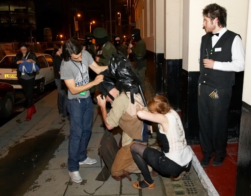 Matthew Barney Getting Into Costume
Helped by Mike Bellon and Lise Marker.  Getting ready for Zuko the basenji dog, and the transformation to Anubis will be complete.
Palabras Clave: Matthew Barney Lise Marker Mike Bellon Zuko Manchester Opera House Anubis basenji