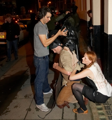 Matthew Barney Into Costume
Helped by Mike Bellon and Lise Marker, outside the Manchester Opera House
Ključne besede: Matthew Barney Mike Bellon Lise Marker Manchester Opera House Anubis