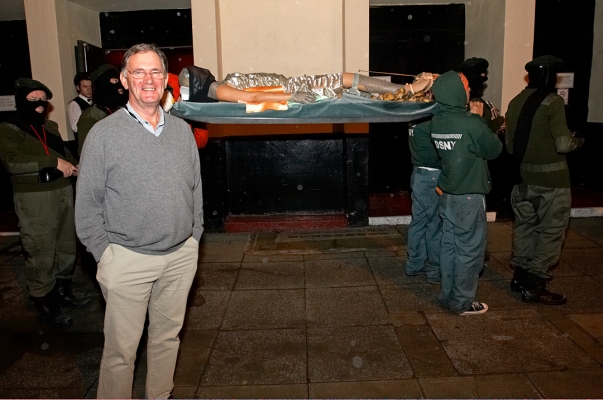 Stephen Ware and the Procession
As the funeral procession gets ready to walk into the Manchester Opera House, Stephen Ware (the veterinarian) poses with the Entered Novitiate from the [i]Cremaster 3[/i] film.
Słowa kluczowe: Stephen Ware veterinarian Entered Novitiate Cremaster 3 Matthew Barney IRA costume