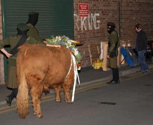 Waiting for the Cue
The three bull handlers --- and Ross the Highland bull --- waiting at the green roll-up door behind the Manchester Opera House for their cue.
Palabras clave: bull handlers Grzegorz Bednarski Digby Gribble Artur Ivanyan Ross of Bien Esk Manchester Opera House
