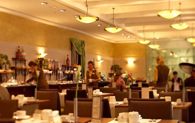 Barbazan Restaurant at Breakfast
The breakfast room in our hotel, the Radisson SAS Royal Hotel.  The ham-and-cheese omlettes were very good, as was the sashimi/ceviche starter at dinner.
Palabras Clave: Barbazan Restaurant Radisson SAS Royal Hotel St. Petersburg Russia