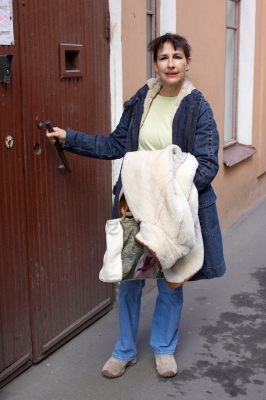 27th Police District, St. Petersburg
Marjorie going into the 27th Police District to report the theft of my camera --- for the second time.  The first form they gave us, right after the incident, was just a lost-and-found form, so we had to enlist the help of our hotel, and go back a second day.  The inside of the police station looks like the waiting room for the Gulag.
Ключови думи: St. Petersburg Russia 27th Police District Marjorie Gulag