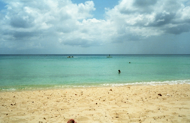 The Caribbean from the Beach at the Sandy Lane Hotel, Barbados
With my little toe in the foreground.
Schlüsselwörter: Barbados Caribbean Continental Island Continental Islands Island Islands Nikonos V camera Sandy Lane Hotel