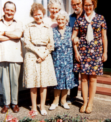 Family Photo in Torquay
Stanley Charles, Jean Charles, Lilian Feltham Charles, Margaret Heward, and (in the back row) Margaret's parents.
Schlüsselwörter: jean charles lilian kate feltham margaret heward stanley charles