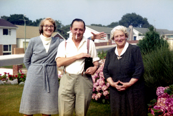 Stanley Charles and His Mother, Torquay
Stanley Charles (with black cat) and his mother Lilian Kate Feltham in Torquay, date not known.  Auntie Jean still has that black cat.  The identity of the lady on the left is unknown.
Schlüsselwörter: black cat lilian kate feltham stanley geoffrey charles