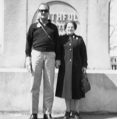 A Father - Mother Moment
My father, John Walsh, in a strange sweater actually holding his mother's hand (Mary Kate Vahey Walsh).  At a monument in New England, April 1960
Schlüsselwörter: john walsh mary kate vahey walsh sweater